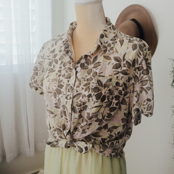 Floral button down top - Picture 4 of 4